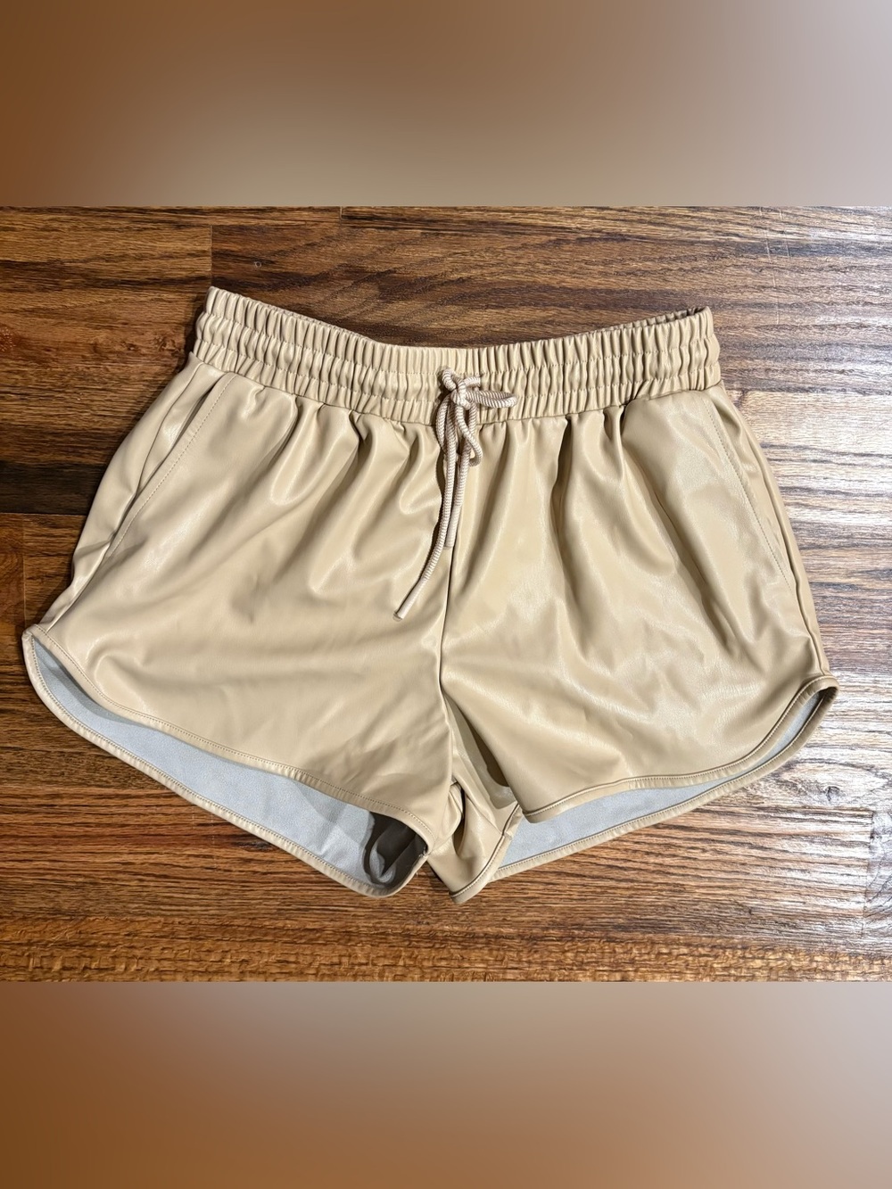7 For All Mankind Faux Leather Elastic Shorts light khaki size M, medium, NWT - Picture 4 of 7